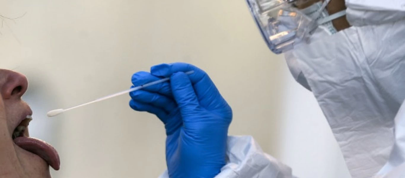 Η Βρετανία ενέκρινε τεστ 20 δευτερολέπτων για τον κορωνοϊό με χρήση σάλιου